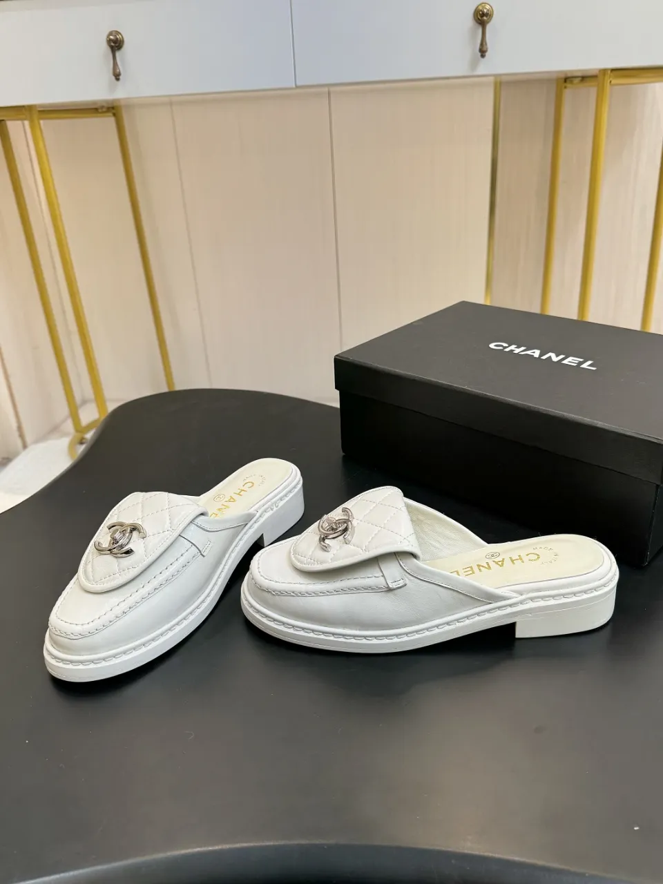 👟👟Ex-factory price 560👟👟 🔥🔥🔥Xiaoxiang official website synchronizes the high version of CHANEL 2025 Chanel top buckle exposed heel shoes, a must-have hot style for early spring, the goddess series, with the elegant and ladylike temperament of the fragrance family, super durable, irresistible, and exciting... ▪️The upper is imported sheepskin ▪️Inside imported sheep lining (same as the original) ▪️Original model opening, genuine leather outsole🇮🇹 ▪️Standard code 35- 41 42 Customized, non-returnable